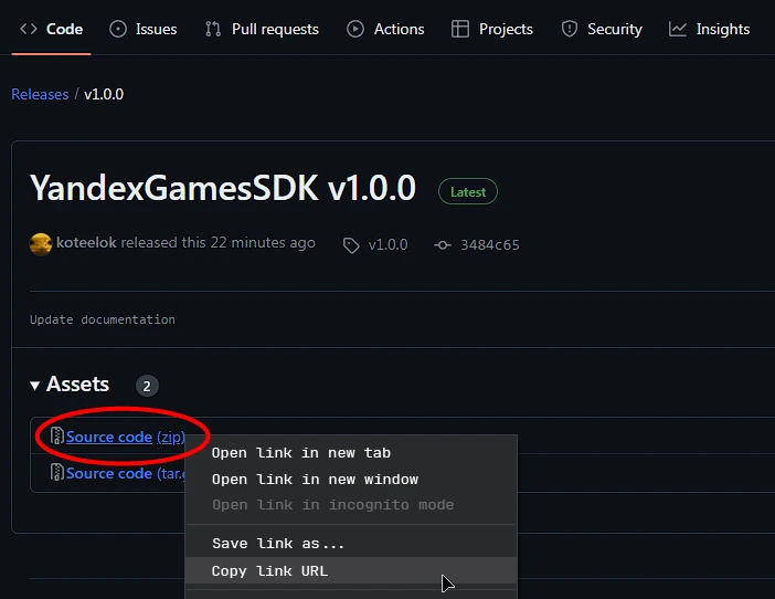 Скриншот GitHub: открыт раздел releases для yandex-games-plugins/defold, версия 1.0.0. Название релиза: YandexGamesSDK v1.0.0, рядом зеленый тег «Latest». В разделе Assets есть папка Source code (zip), ее название на скриншоте обведено красным. Рядом контекстное меню (открыто нажатием на ПКМ), указатель наведен на действие «Copy link URL».